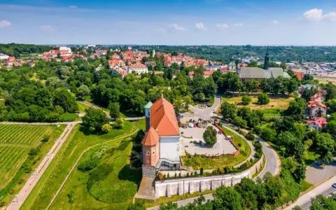 Sandomierz nad Wisłą, zamek i miasto w zieleni. Widok z lotu ptaka na zabytkowe budowle i malownicze krajobrazy.
