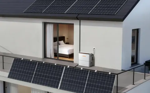 Panneaux solaires plug and play avis : une maison moderne avec des panneaux sur le toit et la terrasse, connectés à une batterie Jackery.
