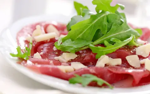 Cienkie plastry wołowiny z rukolą i parmezanem, skropione oliwą. Idealny sos do carpaccio.