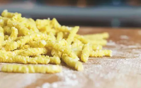Pasta fresca fatta a mano, pronta per essere cucinata, un classico della cucina romagnola.