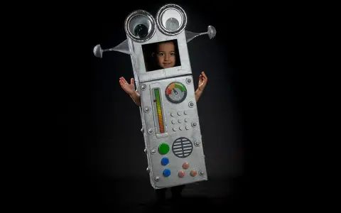 Niño con un divertido disfraz robot casero, con ojos saltones y panel de control. ¡Listo para la aventura!