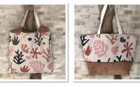 Tuto couture sac velours : deux sacs cabas en tissu imprimé abstrait, avec une bande de velours côtelé marron.