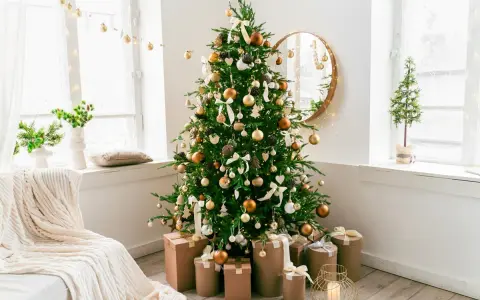 Salones decorados de Navidad con un árbol adornado, regalos y luces cálidas. Un ambiente acogedor para estas fiestas.