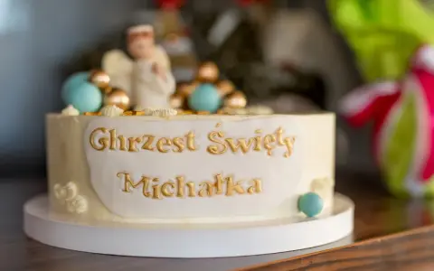 Elegancki tort na chrzest Michała, ozdobiony aniołkiem i złotymi detalami. Jedne z najpiękniejszych tortów na chrzest, jakie można sobie wyobrazić.