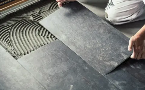 Układanie płytek DIY: Jak osiągnąć profesjonalny efekt i oszczędzić?