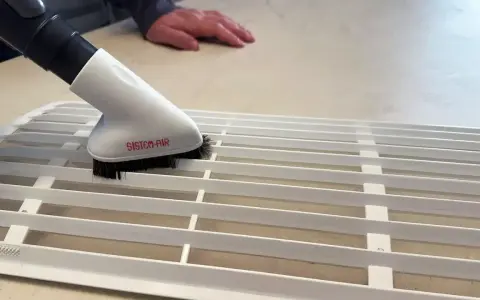 Spazzola per condizionatore che aspira polvere e odori, eliminando la puzza di fogna dal condizionatore spento.