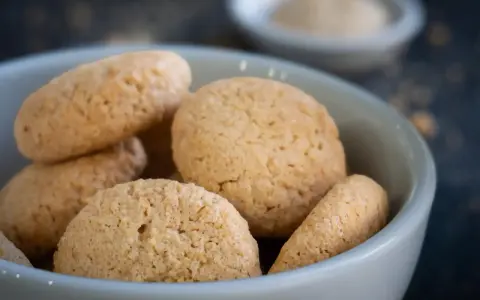 Köstliche Amarettini Kekse in einer Schale, perfekt für ein einfaches Amarettini Rezept.