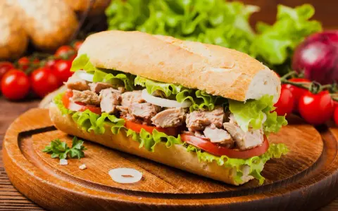 Ein Baguette mit saftigem Thunfisch, knackigem Salat, Tomaten und Zwiebeln. Perfekt zum stillen des Hungers.