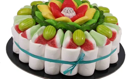 Tarta de chuches sin corcho, decorada con malvaviscos, gominolas rojas, amarillas y verdes, y caramelos con forma de sandía.