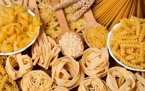 Bogactwo makaronów: od delikatnych gwiazdek, przez rurki, farfalle, aż po długie **linguine a spaghetti**.