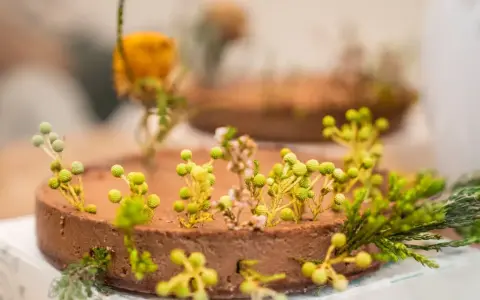 Tartas con formas de jardín, decoradas con flores y ramas verdes.