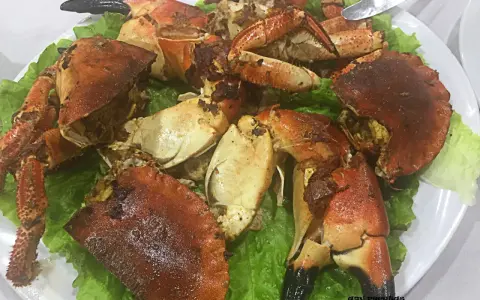Buey de mar a la plancha servido sobre lechuga fresca. Un plato delicioso y listo para disfrutar.