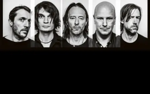 Cinq portraits en noir et blanc des membres de Radiohead, chacun dans son propre panneau.