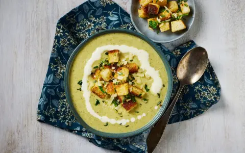 Krämig broccolisoppa med krutonger och en virvel av grädde. Ett perfekt recept för en värmande måltid.