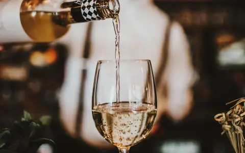 Wino bez korkociągu? 7 sprytnych trików, które musisz znać!