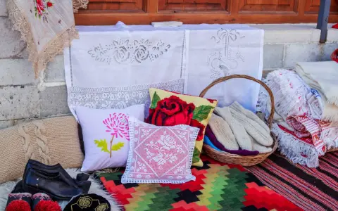 Ręcznie robione poduszki, rękawiczki, buty i dywany – idealne pamiątki, by wiedzieć, co kupić w Albanii.