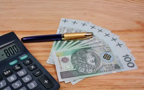 Kalkulator, długopis i banknoty 100 zł. Szukasz, który bank ma najwyższe oprocentowanie lokat na 3 miesiące?