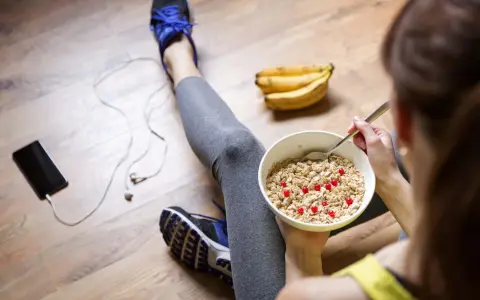 Après l'effort, une sensation de faim se fait sentir. Un bol de flocons d'avoine aux airelles rouges et des bananes attendent.