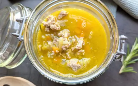 Herzhafte Suppe mit Hackfleisch und Gemüse im Glas, ein köstliches ragu bianco für kalte Tage.
