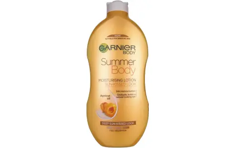 Lozione Garnier Summer Body per diversi tipi di abbronzatura, con olio di albicocca per un look baciato dal sole.