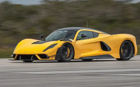 Gelber Hennessey Venom F5 PS rast auf der Straße.