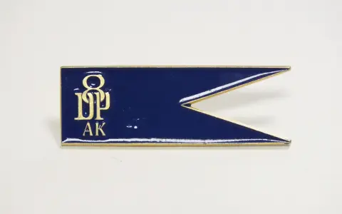 Granatowy proporczyk z złotym symbolem i literami "AK".