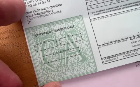 Certificat d'assurance multirisque habitation, avec des champs à remplir pour la date et l'identification.