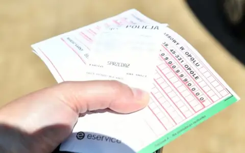 Mandat za brak fotelika. Policja wystawiła dokument, który przypomina rachunek.