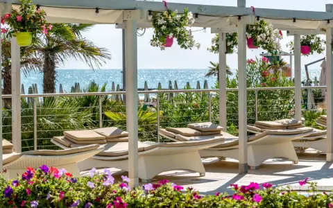 Hotel Nettuno Jesolo: Vacanze 4* Fronte Mare, Famiglia & Benessere