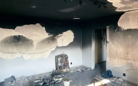 Spalone wnętrze, okopcone ściany i sufit. Na podłodze gruz, wiadra z odpadami i zniszczony grzejnik. Zastanawiasz się, czym zmyć okopcone ściany po pożarze?
