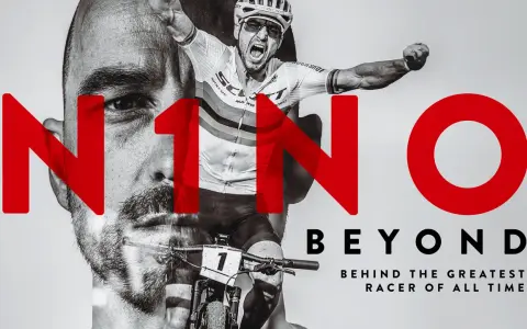 Nino Schurter, der legendäre Mountainbiker, feiert einen Sieg. Großbuchstaben "N1NO" überlagern sein Gesicht und seine Rennszene.