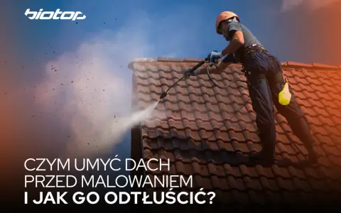 Pracownik myje dach myjką ciśnieniową, przygotowując go do malowania. Dowiedz się, czym umyć dach przed malowaniem i jak go odtłuścić.
