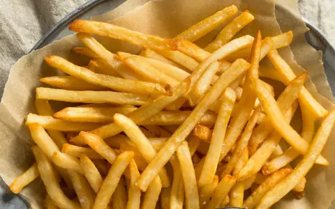 Ile kcal mają frytki z piekarnika? Zaskakujące różnice w kaloriach