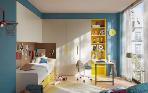 Arredare camerette piccole con soluzioni salvaspazio: letto con cassetti, scrivania, libreria gialla e armadio a muro.