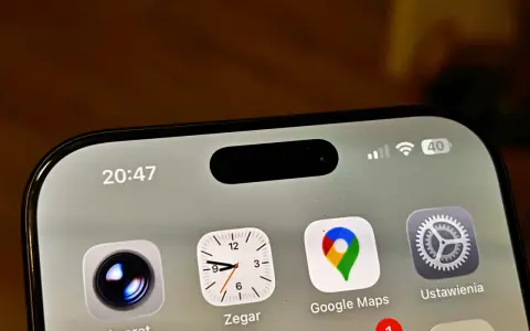 Ekran iPhone z widoczną dynamiczną wyspą, ikonami Aparat, Zegar, Google Maps i Ustawienia. Czas 20:47.