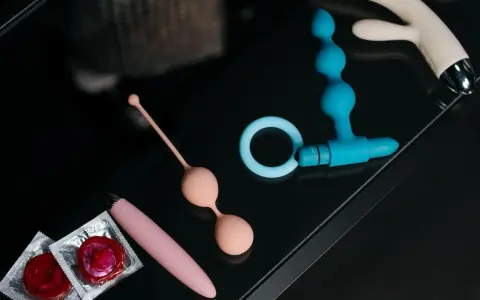 Różowe i niebieskie gadżety erotyczne, prezerwatywy. Czy to rozwiązanie problemu frustracji seksualnej w związku?