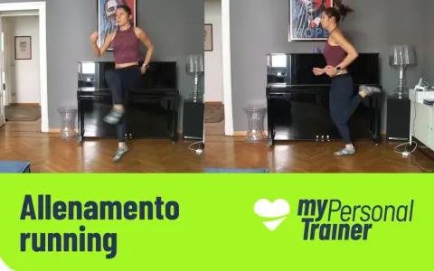 Donna esegue corsa sul posto in casa, con un pianoforte nero sullo sfondo. Allenamento running.
