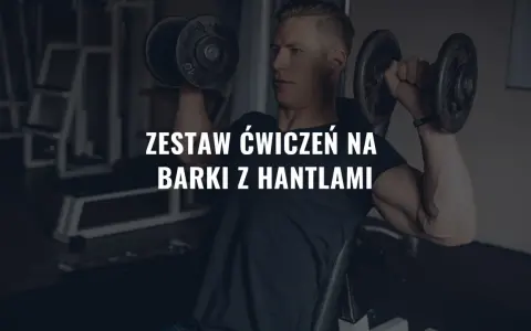 Mężczyzna wykonuje ćwiczenia na barki z hantlami na siłowni.