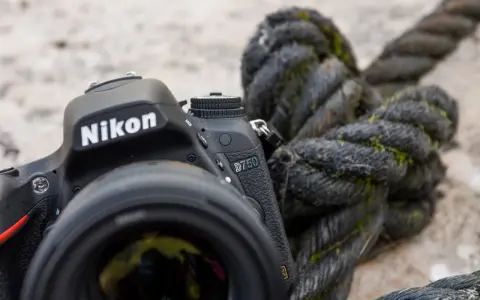 Un Nikon D750, prêt pour l'aventure, à côté d'une corde usée par le temps. Le D810 attend son tour.