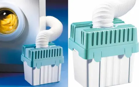 Accessoire pour évacuation sèche linge : un tuyau blanc flexible relié à un collecteur d'eau bleu et blanc.