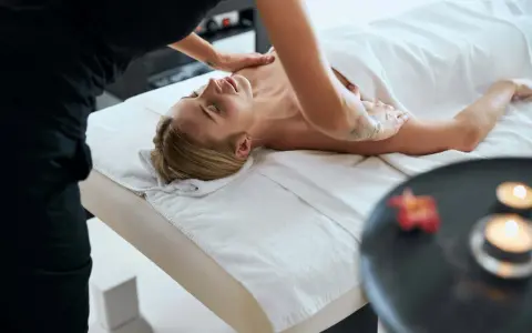 Relaks po masażu. Terapeuta stosuje techniki masażu klasycznego, aby rozluźnić mięśnie i przynieść ulgę.