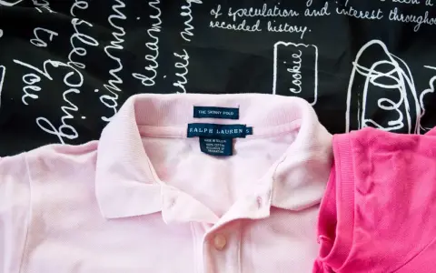 Różowa koszulka polo Ralph Lauren. Porównanie podróbki vs oryginał.