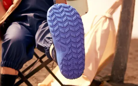 Niebieska podeszwa buta z bieżnikiem. Rozmiar 23, co odpowiada 17 cm. Jaki to rozmiar buta? Idealny na przygodę!