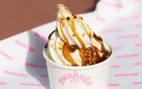 Glace à l'italienne maison onctueuse, nappée de caramel et parsemée de noisettes croquantes. Un délice !