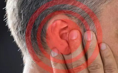 Objawy zapalenia wyrostka sutkowatego: Kiedy ból za uchem to alarm?