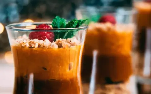 Deliciosos postres para Nochevieja en vasitos, con frambuesa y menta.