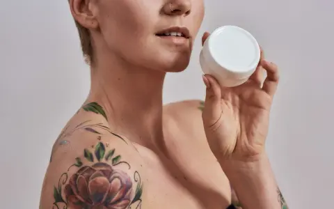 Nivea na tatuaż: Czy to bezpieczne? Sprawdź, zanim popełnisz błąd