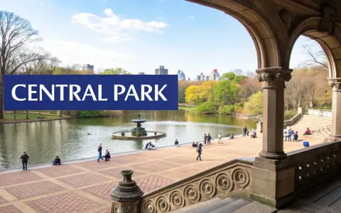 Central Park w Nowym Jorku, z fontanną i ludźmi spacerującymi nad jeziorem.