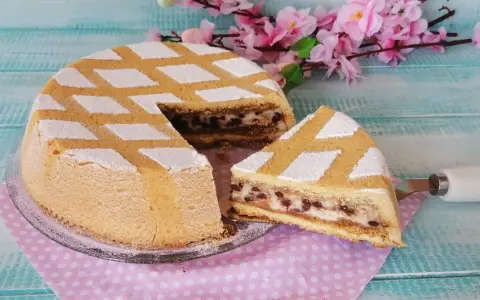 Una deliziosa cassata al forno, con la sua copertura a rombi di zucchero a velo, pronta per essere gustata.