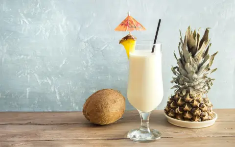 Likier Pina Colada z kokosem i ananasem. Idealny na tropikalne orzeźwienie.